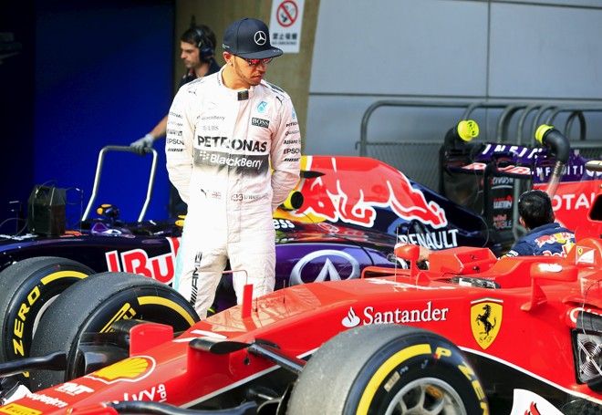 Hamilton observa a Ferrari de Vettel... | ALY SONG/REUTERS