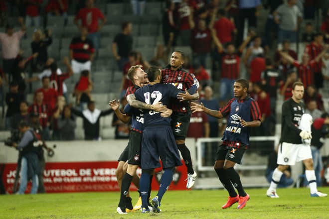 Jogadores do Atlético comemoram a classificação nos pênaltis. | Hugo Harada/Gazeta do Povo