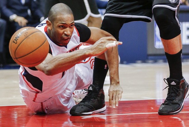 NÃO FOGE!! Al Horford do Atlanta Hawks tenta evitar a saída da bola na partida contra o Brooklyn Nets. O esforço valeu a pena. O Hawks venceu o Nets. | Erik S. Lesser/EFE