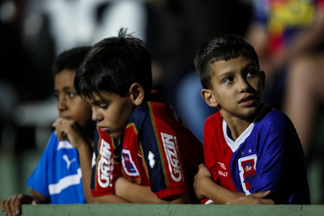 Torcida paranista presente no Couto. | Brunno Covello/Gazeta do Povo