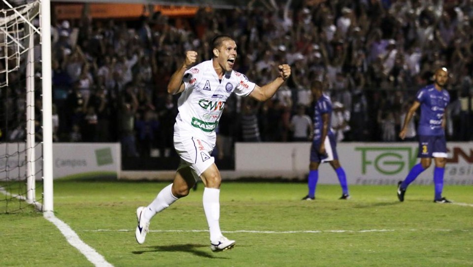 Sosa comemora o primeiro gol do Operário, finalista do Campeonato Paranaense. | Josue Teixeira/Gazeta do Povo