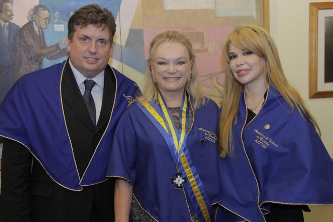 Na cerimônia da ACCUR, no auditório da Pontifícia Universidade Católica do Paraná, a nova presidente da Academia de Cultura de Curitiba, Maria Inês Borges da Silveira, entre seus vices Marco Tulio Vargas e Mara Cordeiro. | Matheus Gasparin