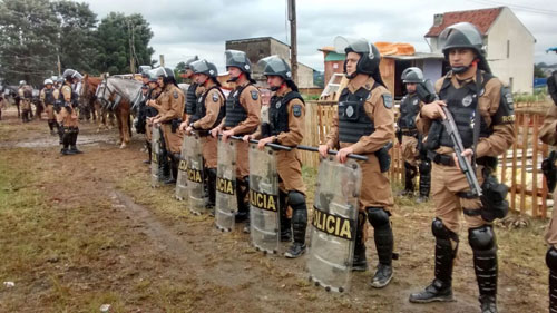 Retirada das 30 famílias do terreno da CIC teve o acompanhamento da Polícia Militar, mas foi pacífica | Aliocha Maurício/Tribuna do Paraná