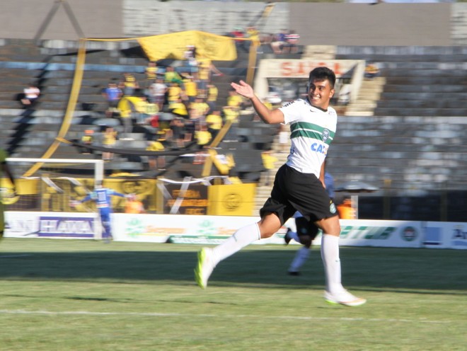 Rafhael Lucas corre para comemorar seu primeiro gol em Cascavel, o décimo no campeonato. | Divulgação/ Coritiba