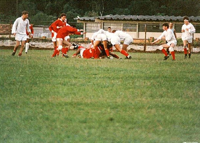 Duelo entre os primeiros praticantes do rúgbi na capital paranaense. O time de branco é o da Universidade de Edimburgo, que foi recebido aqui em curitiba pelo CRC . | Fotos arquivo pessoal