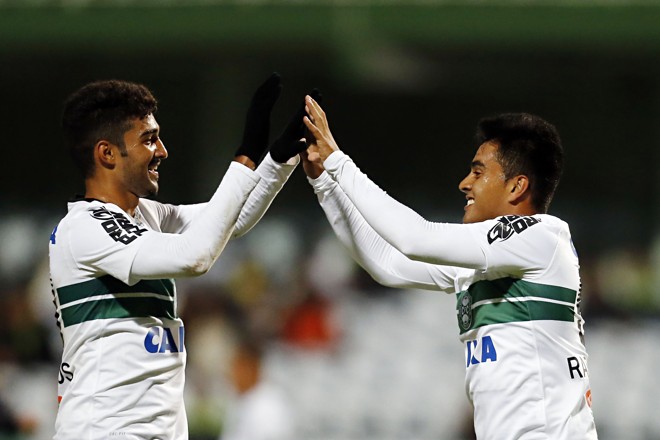 Alan Santos comemora com Rafhael Lucas o segundo gol coxa-branca no Couto Pereira. | Albari Rosa/Gazeta do Povo