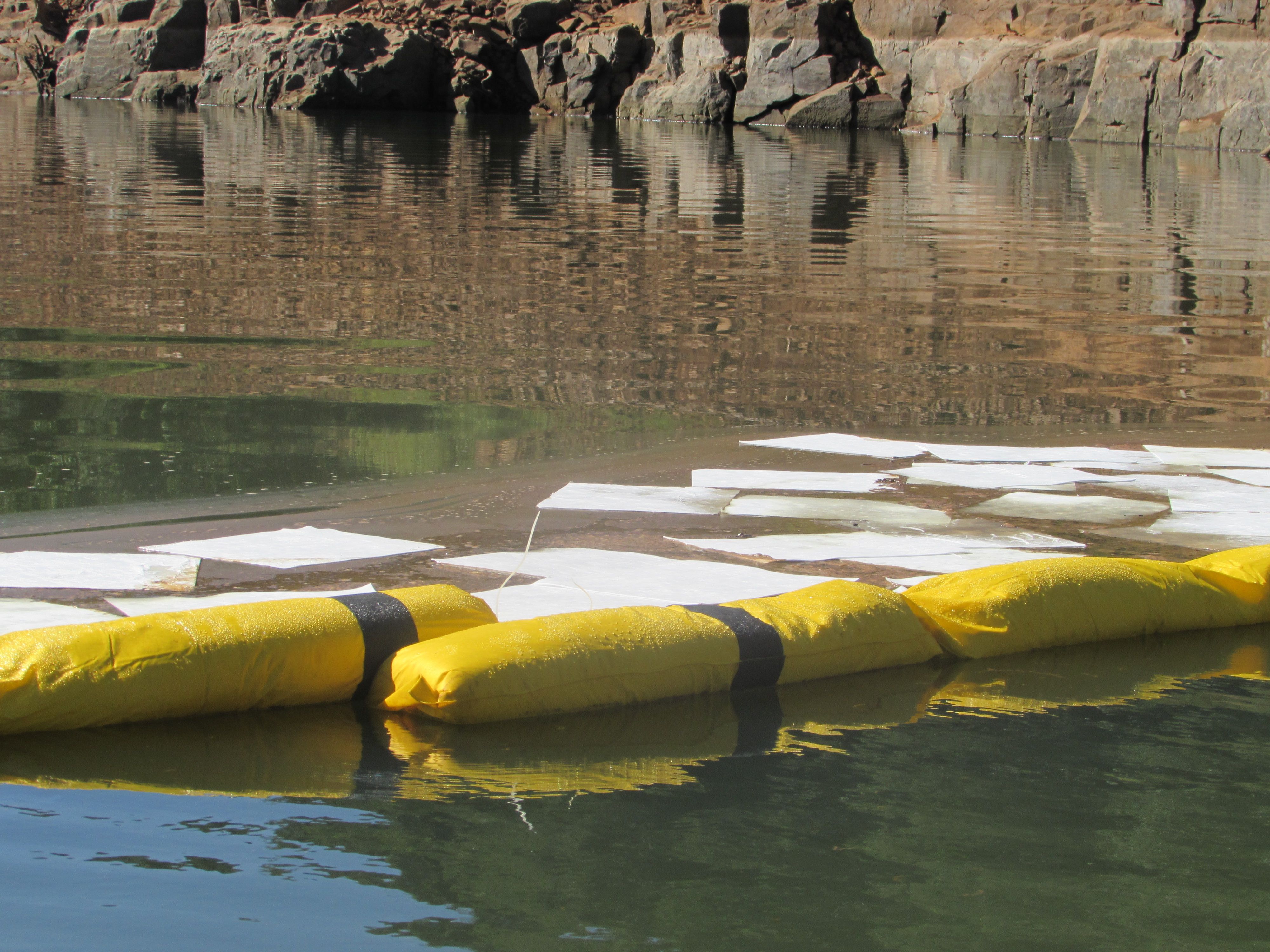 Barreiras de contenção foram colocadas no Rio Iguaçu para evitar que o óleo se espalhe | Colaboração