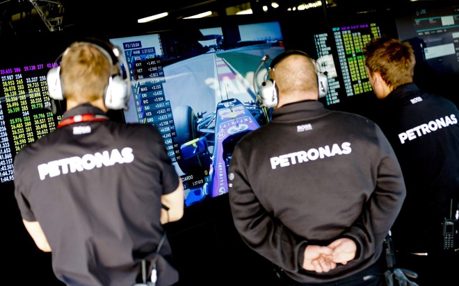 Engenheiros da Mercedes observam pela tevê o desempenho da Red Bull de Ricciardo. | DIEGO AZUBEL/EFE