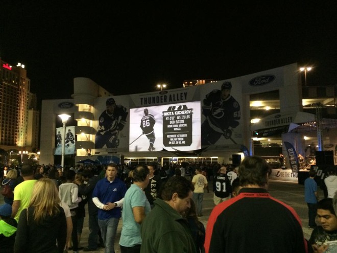 Do lado de fora da arena, um telão gigante, banda de ska e diversos pontos de venda de cerveja e produtos oficiais do time. | 