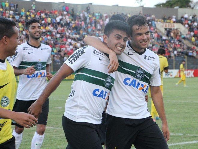 Rafhael Lucas recebe o cumprimento de Norberto: vitória e vaga encaminhada. | Divulgação/ Coritiba