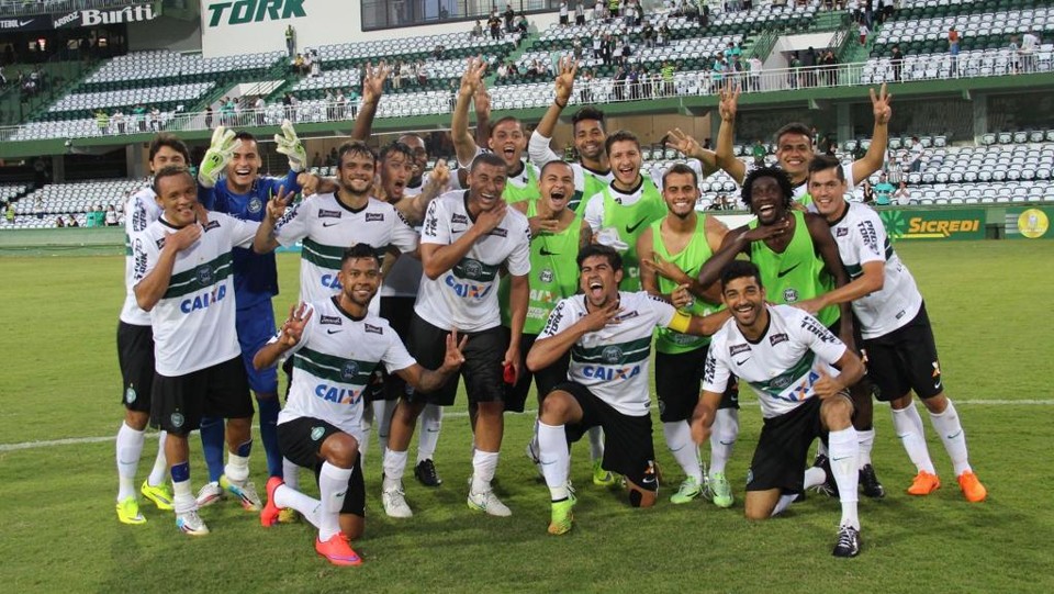A foto pós-jogo no Couto Pereira encerrou a semana de guerra do Coritiba contra o Londrina. | Divulgação/Cortiba
