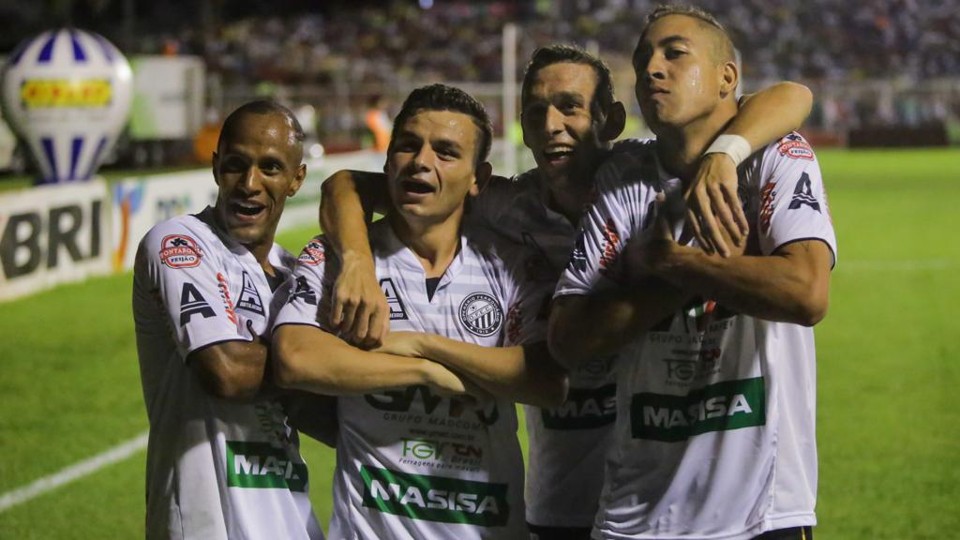 O Operário saiu em vantagem, mas não conseguiu segurar o empate na Fronteira. | Kiko Sierich/Gazeta do Povo