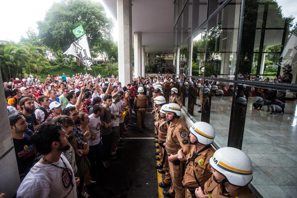 Professores em frente ao prédio da Assembleia em fevereiro: pressão dos professores fez governo retirar pacotaço. | Brunno Covello/Gazeta do Povo