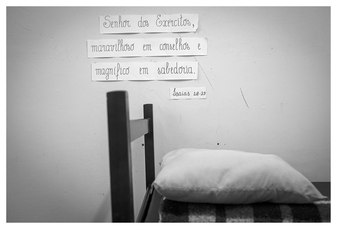 Um albergue em dias de desmanche: quartos da antiga unidade da FAS guardam inscrições e sinais deixados pelos moradores em situação de rua. | Alexandre Mazzo/Gazeta do Povo