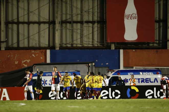 Os jogadores do Jacuipense comemoram o gol que levou a decisão da vaga na segunda fase da Copa do Brasil para os pênaltis na Vila Capanema. | Hugo Harada/Gazeta do Povo