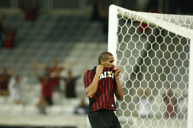 Lula comemorou bastante o gol contra o Remo. | Hugo Harada/Gazeta do Povo