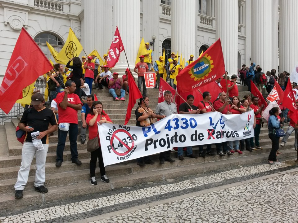 Protesto deve terminar com ato de repúdio à lei da terceirização na Boca Maldita. | Ivonaldo Alexandre/Gazeta do Povo