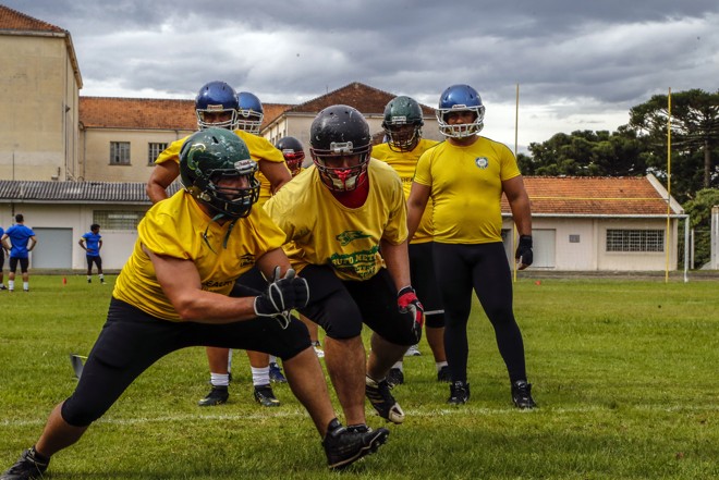 Seleção Brasileira de Futebol Americano fazendo um treinamento intensivo no feriado de Tiradentes na Unicentro em Irati, interior do Paraná. Seleção se prepara para a primeira participação do Brasil na Copa do Mundo de Futebol Americano. | Albari Rosa/gazeta do povo