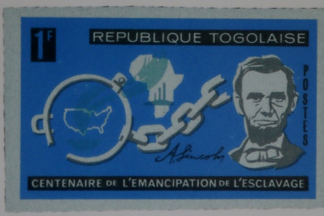 Um dos selos que comemora a libertação dos escravos. Neste caso, do Togo, país africano. O rosto mostrado é do presidente norte-americano Abraham Lincoln, que aboliu a escravidão em seu país | Albari Rosa/Gazeta do Povo
