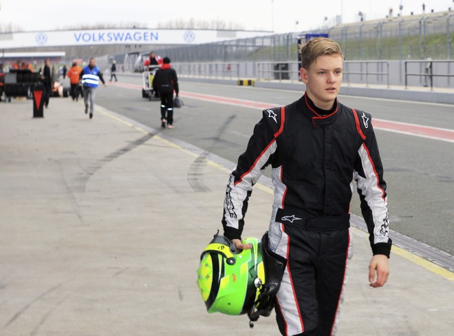 Mick Schumacher teve todos os seus passos nos boxes seguidos de perto pelos fotógrafos. | JENS WOLF/EFE