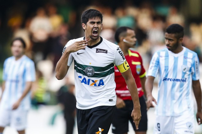 Leandro Almeida repetiu o gesto de Negueba para comemorar o seu gol. | Brunno Covello/Gazeta do Povo