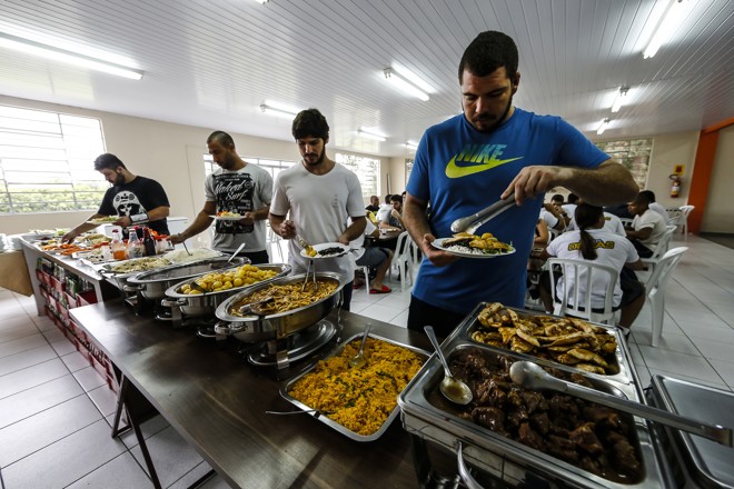 Seleção Brasileira de Futebol Americano fazendo treinamento intensivo no feriado de Tiradentes na Unicentro em Irati, interior do Paraná. Seleção se prepara para a primeira participação do Brasil na Copa do Mundo de Futebol Americano. atletas almoçando no restaurante da Unicentro. | Albari Rosa/gazeta do povo