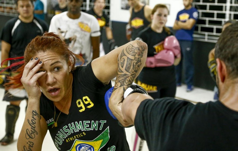 Cris Cyborg assinou contrato com o UFC e agora vai tentar baixar de categoria para encarar Ronda Rousey. | Hugo Harada/Gazeta do Povo