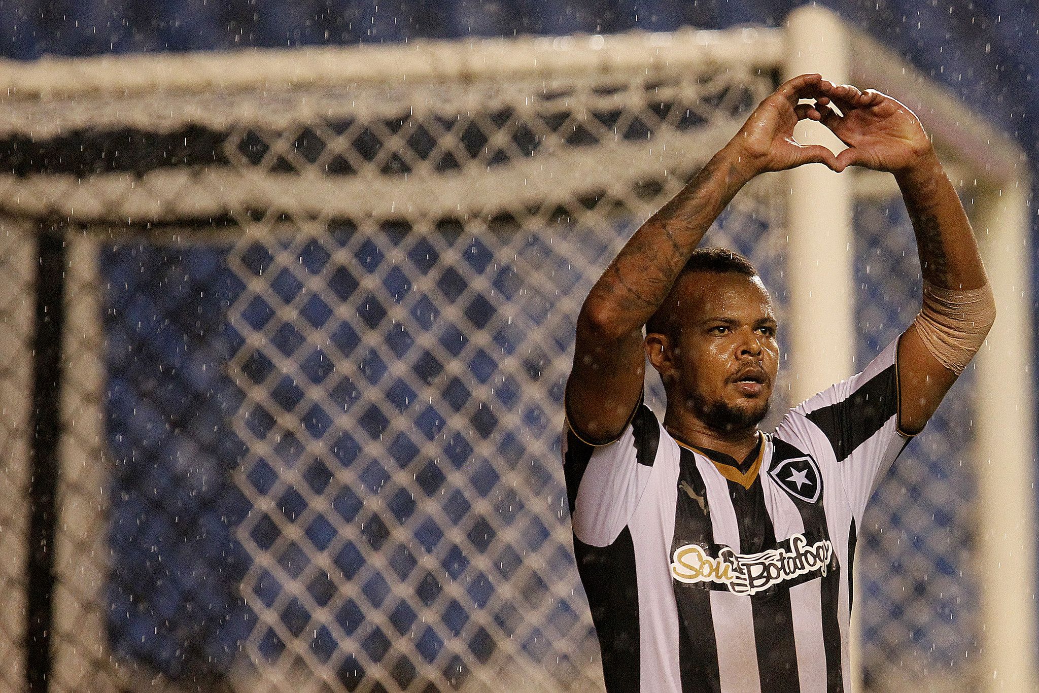 Ex-Coritiba, o atacante Bill comemora o quarto gol do Botafogo contra o Madureira, no Engenhão. | Vitor Silva / SSPress.