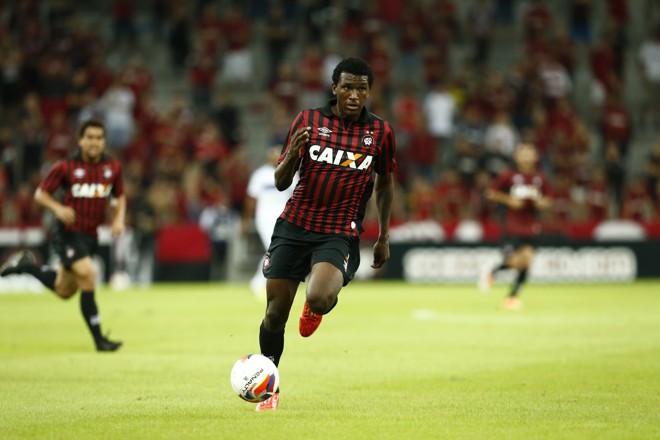 Douglas Coutinho foi o único atacante do Atlético e grande destaque da partida. | Hugo Harada/Gazeta do Povo