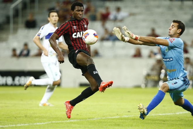 Douglas Coutinho prepara o chapéu em Doni. | Hugo Harada/Gazeta do Povo