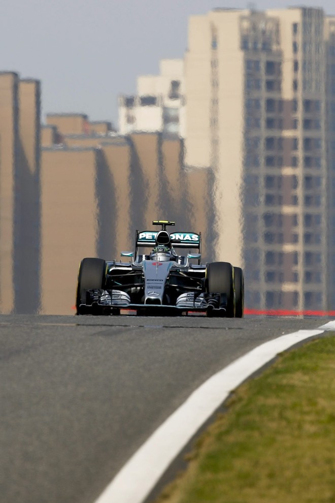 Nico Rosberg tomou quase 1 segundo do companheiro Hamilton e larga em segundo. | DIEGO AZUBEL/EFE