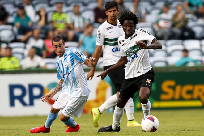 Negueba deixa Paulinho para trás e busca o ataque. | Brunno Covello/Gazeta do Povo