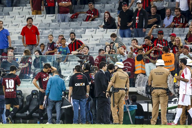 Os seguranças tiveram trabalho para conter a fúria da torcida. | Brunno Covello/Gazeta do Povo