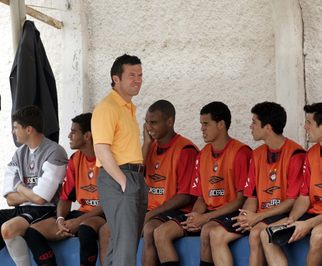 Pendurou o paletó no encanamento e colocou-se diante dos jogadores. | ALBARI ROSA/GAZETA