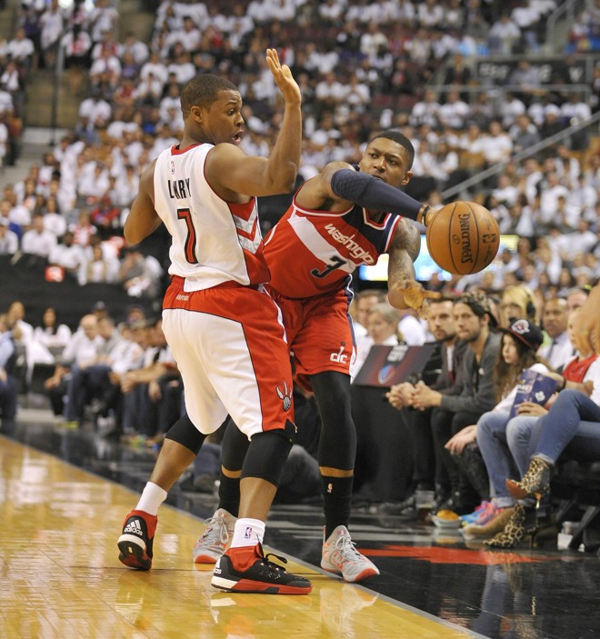 LICENCINHA, POR FAVOR Bradley Beal encontra um espacinho na marcação de Kyle Lowry para levar os Wizards ao ataque. | WARREN TODA/EFE