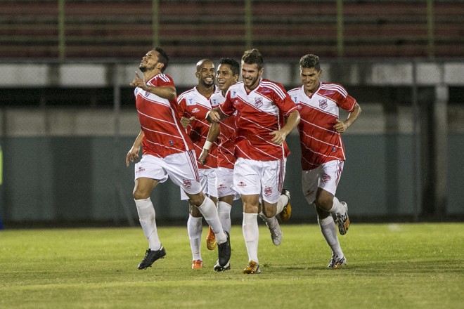 Júnior Goiano comemora o gol do Rio Branco com os companheiros. | Marcelo Andrade/Gazeta do Povo