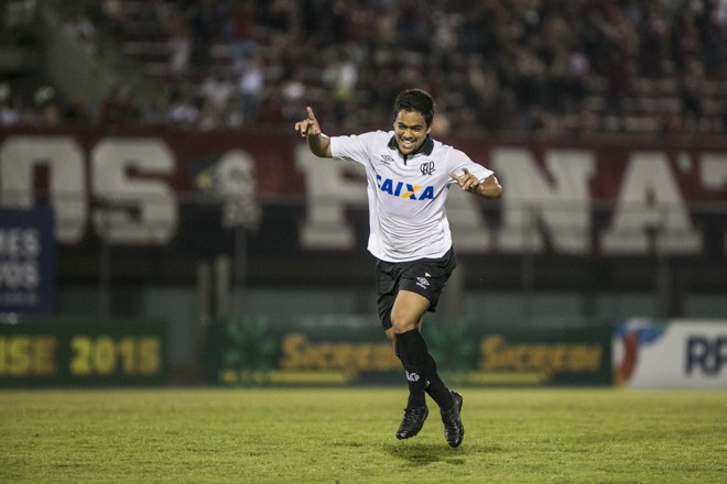 Felipe prepara a cambalhota... | Marcelo Andrade/Gazeta do Povo
