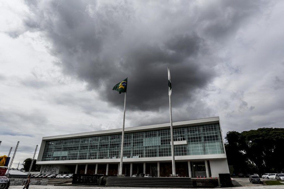 Em crise financeira, governo do PR corta 24% dos funcionários comissionados Em meio a uma grave crise financeira, governo do estado se viu obrigado a reduzir em 24% o número de funcinários comissionados no período de um ano. | Henry Milléo/Gazeta do Povo