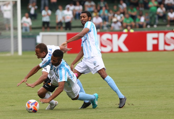 Carlinhos vai ao chão, derrubado por dois marcadores. | IVONALDO ALEXANDRE/GAZETA