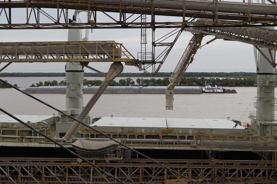 Navio aguarda soja em San Lorenzo: sem pressa no escoamento. | Jonathan Campos / Gazeta Do Povo