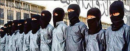 Crianças recrutadas pelo Estado Islâmico, em foto publicada em site árabe : treinamento de guerra. | Reprodução / Internet