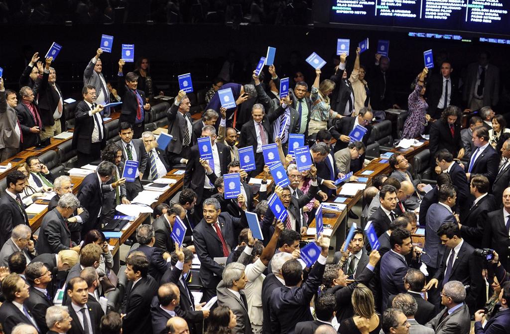 Acordo costurado pelo presidente da Câmara, Eduardo Cunha, garantiu a aprovação de emenda que mantém terceirização para todas as atividades nas empresas: projeto segue agora para o Senado. | Gustavo Lima/ Agência Câmara