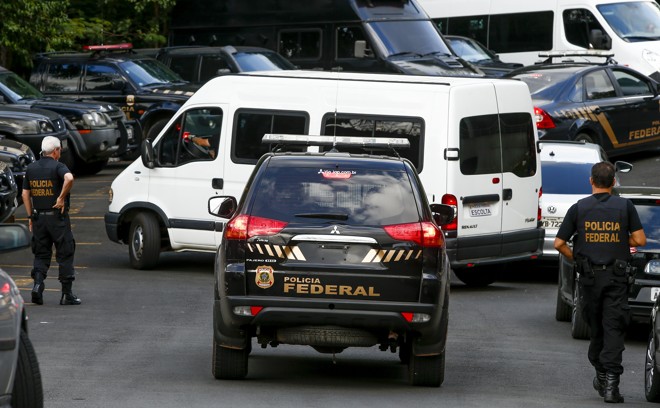 Ao menos uma van e um micro-ônibus foram usados na transferência dos 12 presos | Hugo Harada/Gazeta do Povo