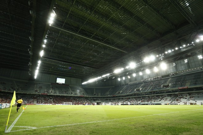 Foi o primeiro jogo oficial de futebol no Brasil disputado com um estádio totalmente coberto. | Hugo Harada/Gazeta do Povo