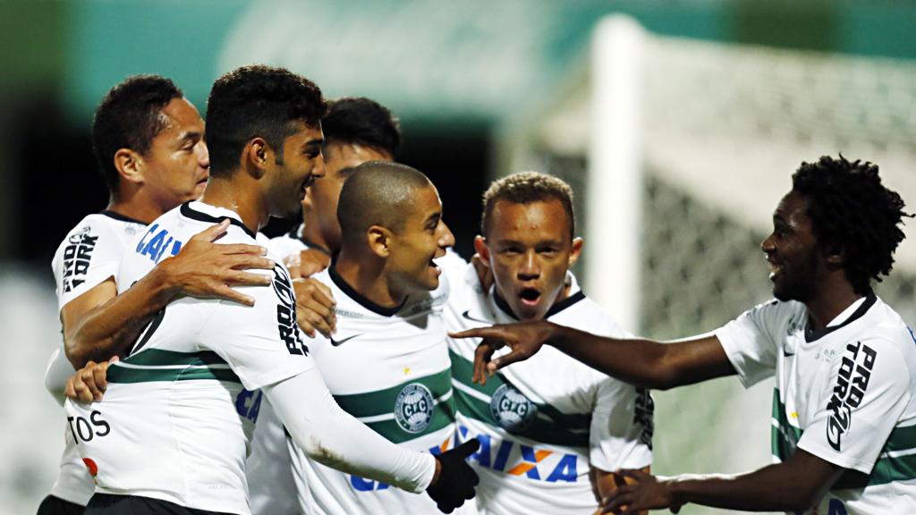 Jogadores do Coritiba comemoram gol de Wellington Paulista, de pênalti, que abriu o placar no Couto Pereira. | Albari Rosa/Gazeta do Povo