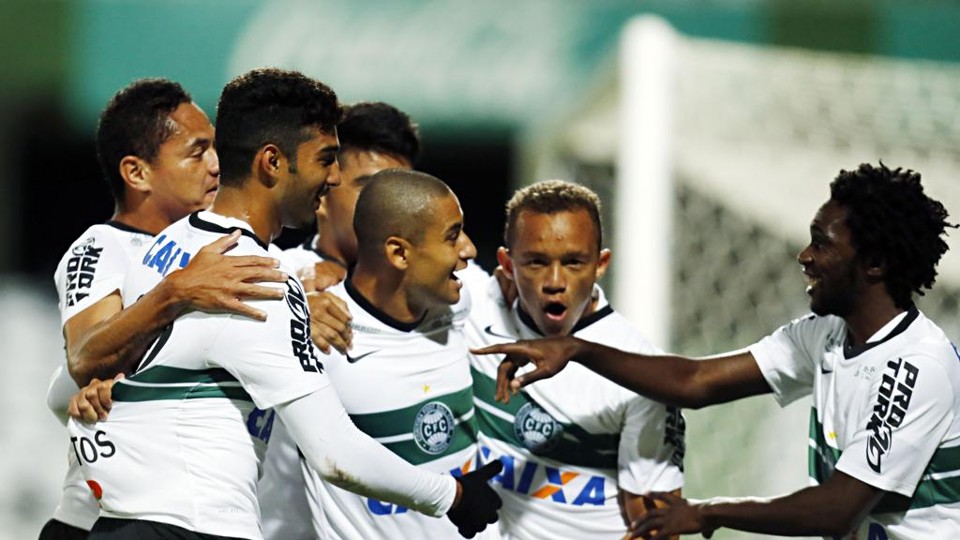Jogadores do Coritiba comemoram gol de Wellington Paulista, de pênalti, que abriu o placar no Couto Pereira. | Albari Rosa/Gazeta do Povo