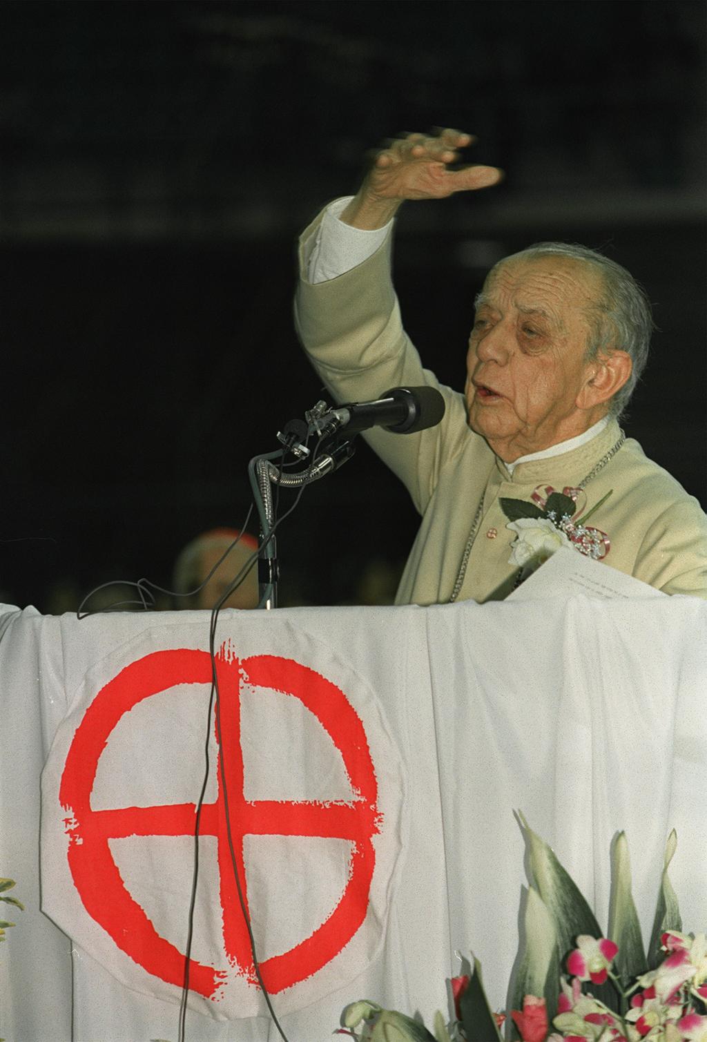 Dom Helder Câmara em discurso em Seul, na Coreia do Sul,no ano de 1989 | Michel Gangne/
AFP