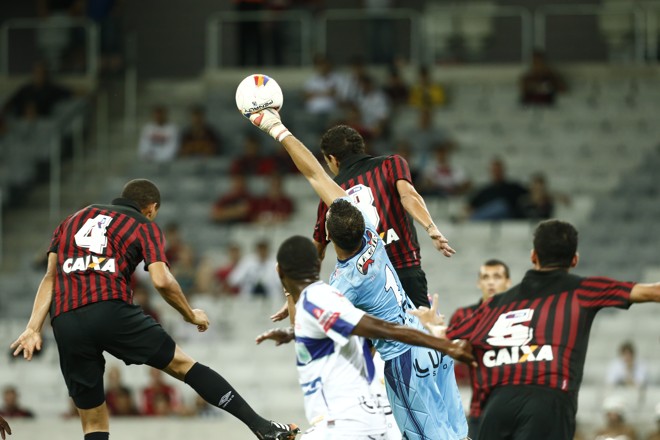 Como diriam os antigos locutores, Doni dá um “soco na cara da bola”, que até deformou. | Hugo Harada/Gazeta do Povo