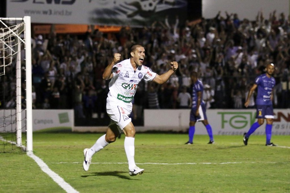Uruguaio Sosa comemora o gol marcado diante do Foz do Iguaçu | Josue Teixeira/Gazeta do Povo