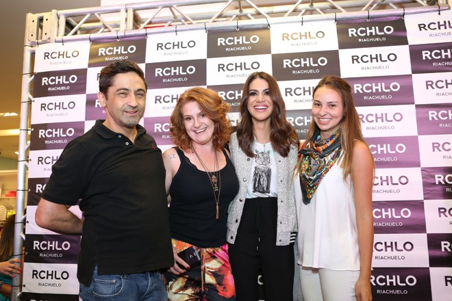 O badalado hair stylist Auro Ottoni e a maquiadora Liss Barduco, ambos do Torriton Pátio Batel, com a blogueira Camila Coelho (de calça preta) e a estudante Isabela Dzierwa Lima (à dir.), após o concorrido bate-papo realizado por Camila na loja Riachuelo do shopping. O salão assinou a produção de diversas convidadas e da equipe do evento. | Kelly Knevels